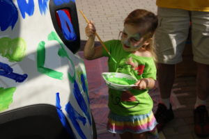 Kolorowy piknik z malowaniem Jeep'a Renegade'a