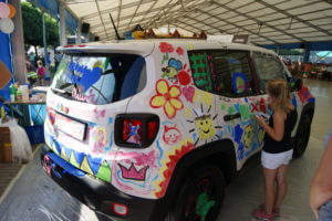 Kolorowy piknik z malowaniem Jeep'a Renegade'a