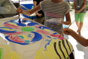 Kolorowy piknik z malowaniem Jeep'a Renegade'a