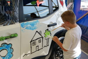 Kolorowy piknik z malowaniem Jeep'a Renegade'a