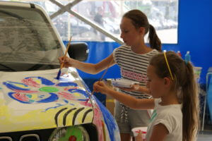 Kolorowy piknik z malowaniem Jeep'a Renegade'a