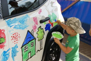 Kolorowy piknik z malowaniem Jeep'a Renegade'a