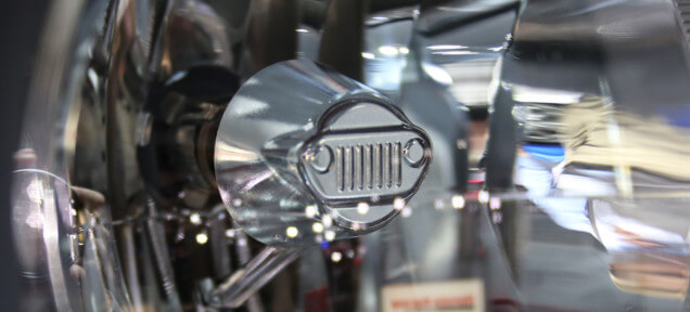 W środku przednich lamp umieszczono kultowy siedmioszczelinowy grill Jeep’a.