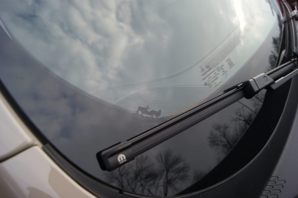 kształt Jeep’a Willys’a jadącego po wzniesieniu przednia szyba jeep renegae