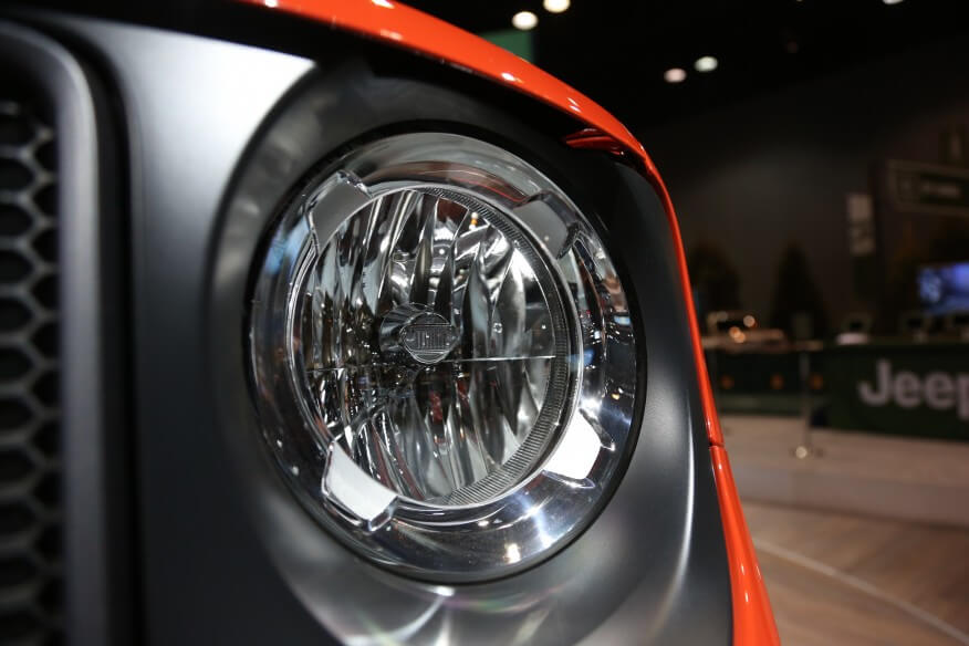 W środku przednich lamp umieszczono kultowy siedmioszczelinowy grill Jeep’a.