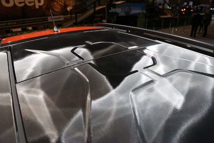 X nawiązujący do zabytkowego zbiornika na paliwo z oryginalnego Jeepa Willys