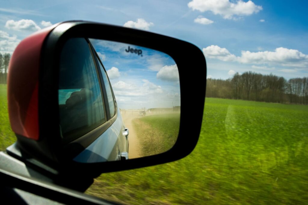 Logo jeep w bocznym lusterku jeep renegade