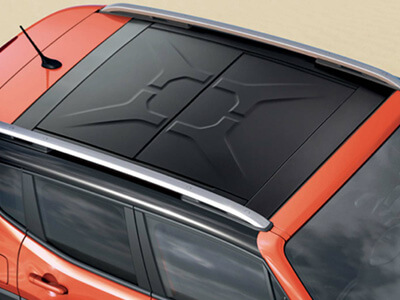 X nawiązujący do zabytkowego zbiornika na paliwo z oryginalnego Jeepa Willys