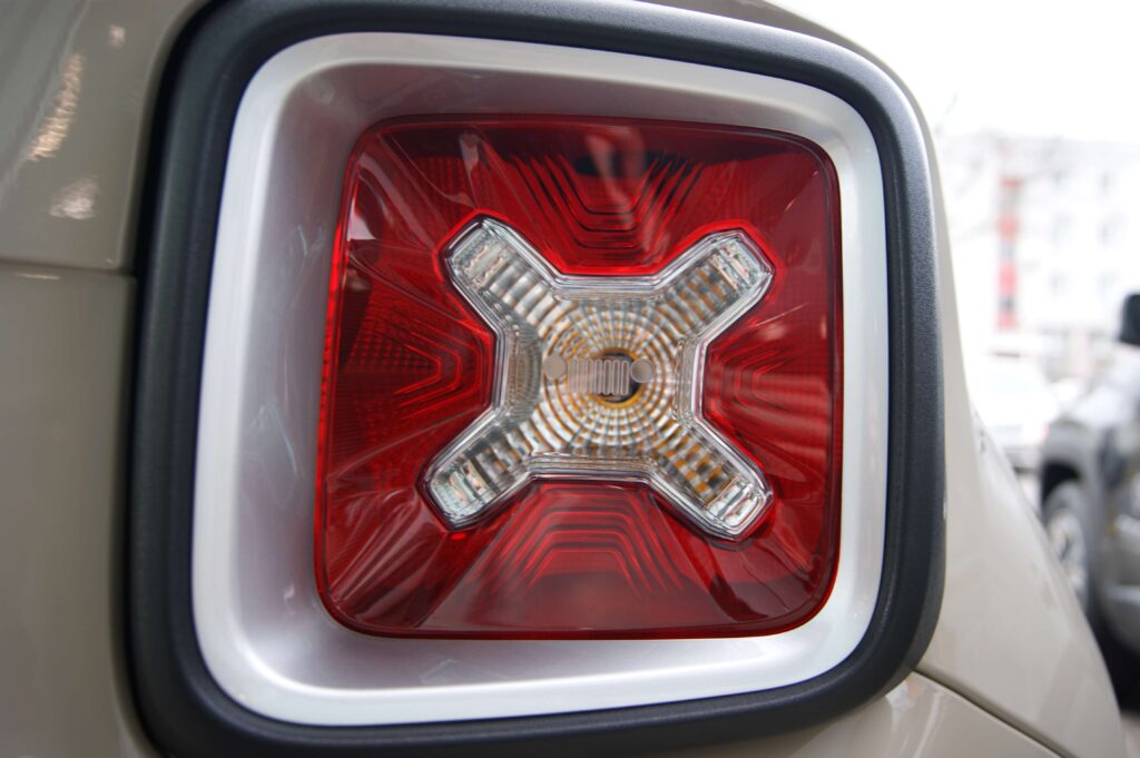 Jeep renegade tylna lampa ze znakiem siedmioczęściowego grilla jeepa oraz X z karnistrów na paliwo