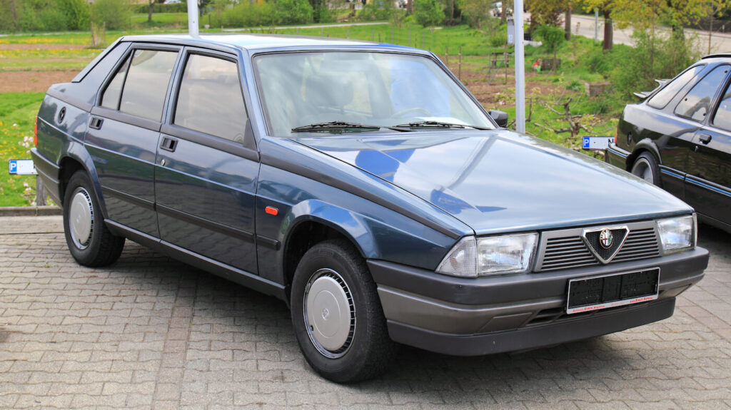 Alfa Romeo 75 przód
