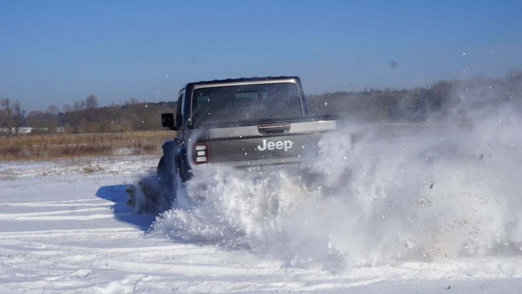 Sesja Voyager Group w pickapie Jeepa