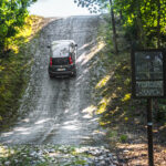 Jeep podczas testów na wzniesieniu