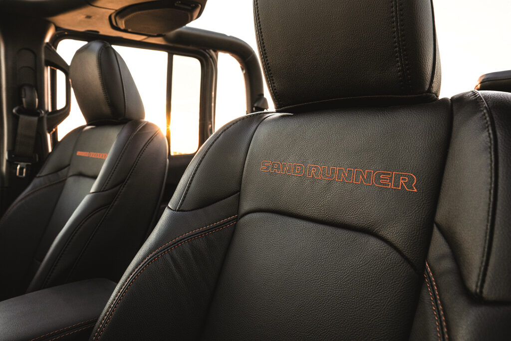 Agresywne fotele w Jeepie Sand Runner