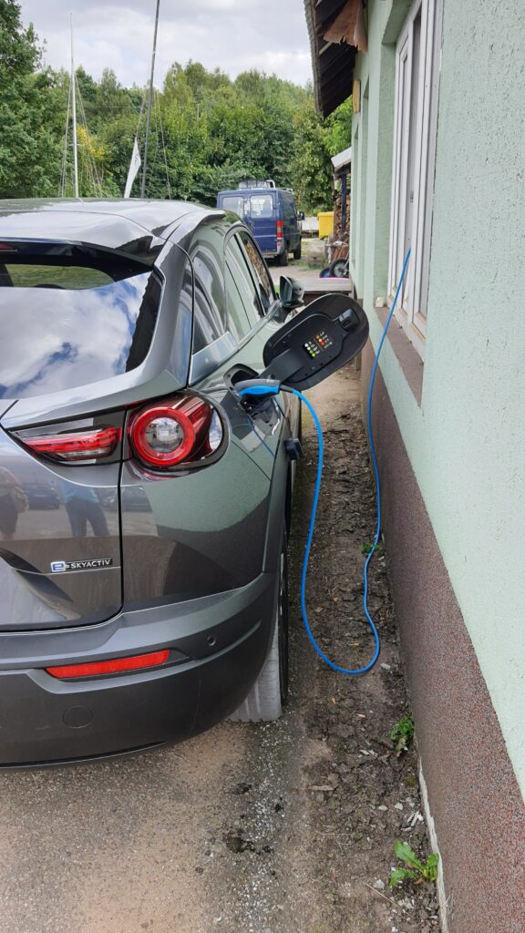 Ładowanie elektrycznej Mazdy