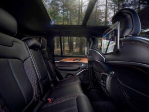 Luksusowe wnętrze w Nowym Jeepe Grandzie