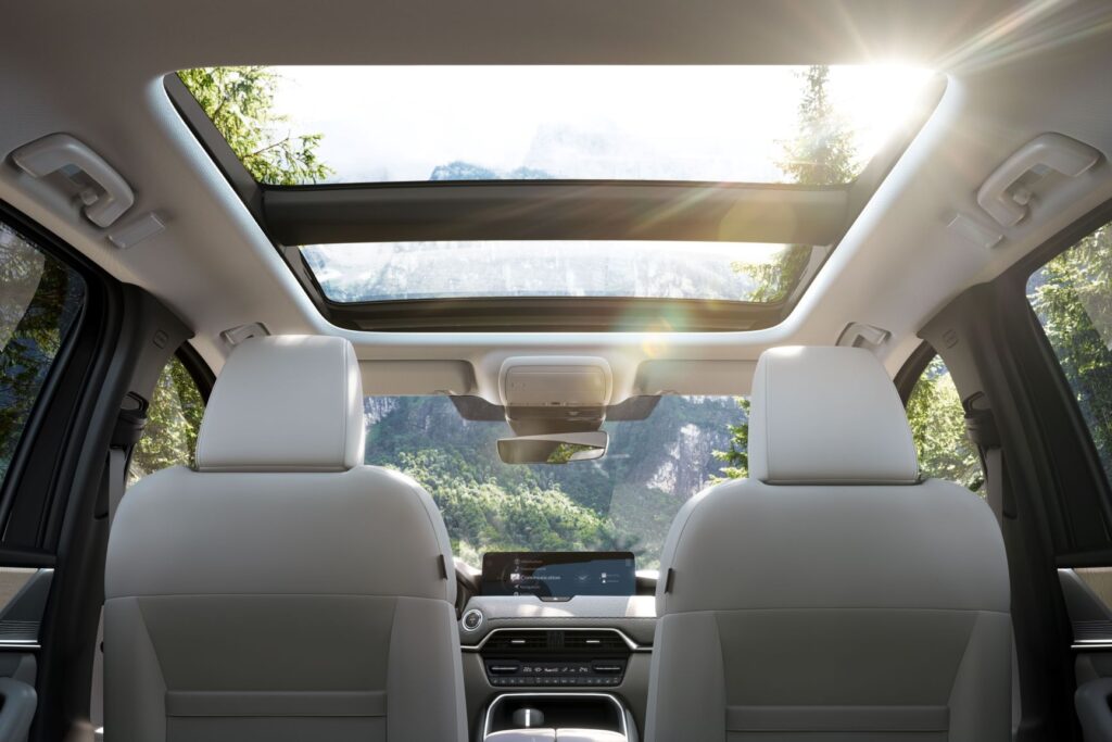 Panoramiczny dach w Maździe